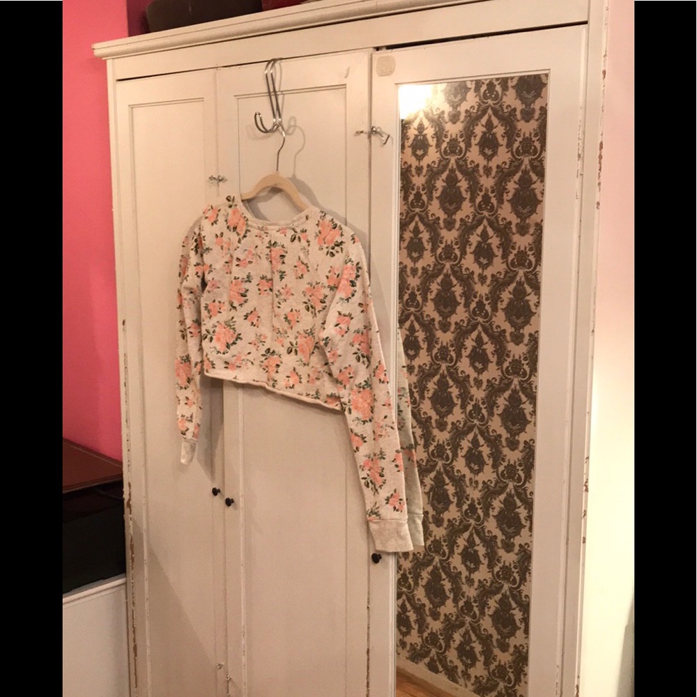 Forever 21 Floral “Love” Sweatshirt Style Crop Top - Picture 6 of 8